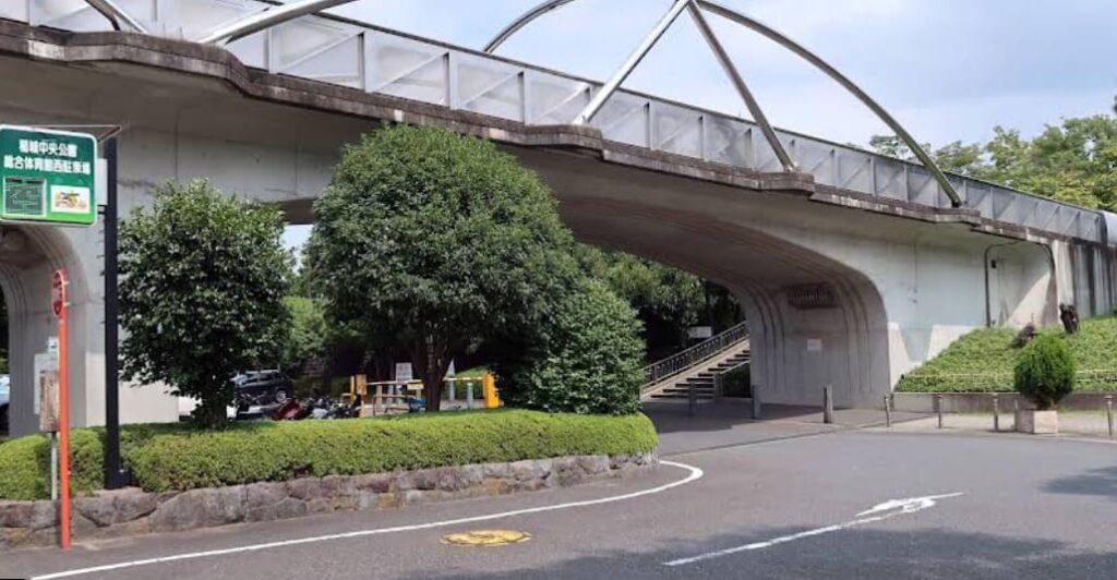 稲城中央公園総合体育館西駐車場